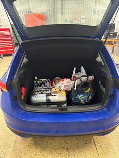 Under en plastback i bilens bagageutrymme gömdes verktyg.