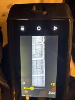 Med hjälp av en handburen röntgen en så kallad backscatter kunde tullinspektören se avvikelser på innehållet i den inplastade soffan som var placerade längst in i skåpbilen. Foto: Tullverket.