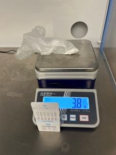 En av de misstänkta männen hade amfetamin i sin plånbok. Med emballage vägde narkotikan 3,8 gram och utan 2,4 gram. Foto: Tullverket