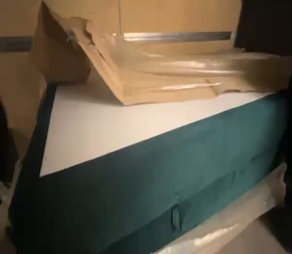 Gröna soffa i vilken de misstänkta försökte smuggla nästan ett kvarts ton hasch värt cirka 27 miljoner kronor i missbrukarledet. Foto: Tullverket