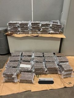 Cannabisharts för cirka 27 miljoner kronor smugglades i soffan. Foto: Tullverket