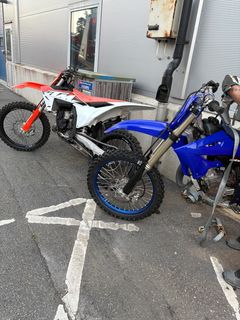 Två stulna crossmotorcyklar som hittades i en tysk hyrbil på väg att köra på färjan i Nynäshamn mot Gdansk den 9 september 2025. Den ena crossmotorcykeln visade sig vara stulen från ett företag i Askersund. Ägaren till den andra crossmotorcykeln kunde inte lokaliseras. Den 28-årige polske föraren greps och dömdes senare av Södertörns tingsrätt till villkorlig dom. (Målnummer B 15429-25)