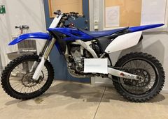 En av de totalt åtta crossmotorcyklar som i februari 2026 hittades i ett släp i Nynäshamn på väg till färjan mot Polen.