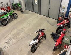 Vid en tullkontroll i februari 2026 på utgående trafik mot Polen i Nynäshamn, stoppades en skåpbil med ett släp. En crossmotorcykel stod gömd mellan mängder av flyttkartonger och bråte. Motorcykeln hade en filt över sig vilket kändes som om någon ville dölja den vid en snabb kontroll. Den serbiske föraren hävdade att han inte hade fler motorcyklar i sitt ekipage. Men tullinspektörerna misstänkte att han inte talade sanning. Skåpbilen med släp togs in på kontroll och då hittades åtta crossmotorcyklar. En av crossarna hade manipulerat ramnummer varpå misstanke om utförselhäleri uppstod.