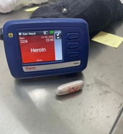 Kvinnan smugglade sammanlagt 715 kapslar med narkotika varav 438 kapslar gav utslag på heroin. Foto: Tullverket.