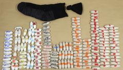 De här märkta kapslarna doldes i en svart strumpa. Den sammanlagda mängden narkotika som smugglades uppgick till över sju kilo. Foto: Tullverket.