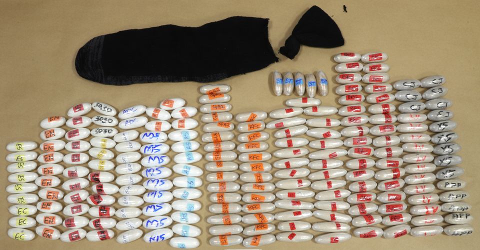 Den 38-åriga kvinnan smugglade narkotika till ett värde av 6 miljoner kronor i missbrukarledet. Alla narkotikakapslar var märkta. Foto: Tullverket.