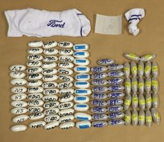 En vit strumpa innehöll hundra kapslar narkotika, 59 kapslar kokain och 41 heroin. Foto: Tullverket.