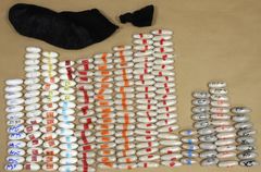 Den 38-åriga kvinnan smugglade över sju kilo narkotika i sport-bh, leggings och i sin väska. Foto: Tullverket.