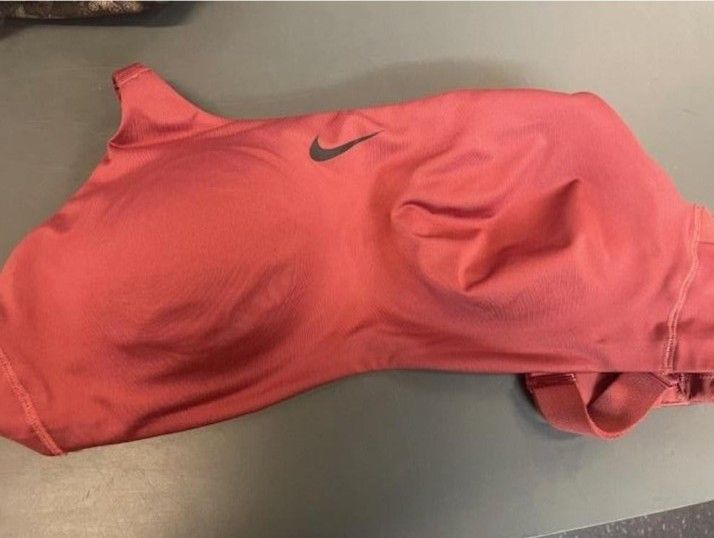 I kvinnans sport-bh smugglades mängder av kapslar med kokain och heroin. Foto: Tullverket.