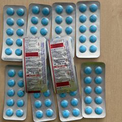 Kvinna i 80-års åldern ertappas med att ha beställt 100 sömntabletter som innehöll den narkotikaklassade substansen zopiklon. I förhör medger hon att det är hon som har beställt tabletterna. Hon har tidigare haft zopiklon utskrivet på recept men läkaren skriver inte ut det till henne längre. Hon vet om att man inte får beställa läkemedel till Sverige från andra länder men visste inte att det var olagligt. Tullverket beslagtog för två år sedan likadana tabletter från henne. Kvinnan döms för ringa narkotikasmuggling vid tre olika tillfällen till 170 dagsböter om 130 kr (sammanlagt 22 100 kronor).