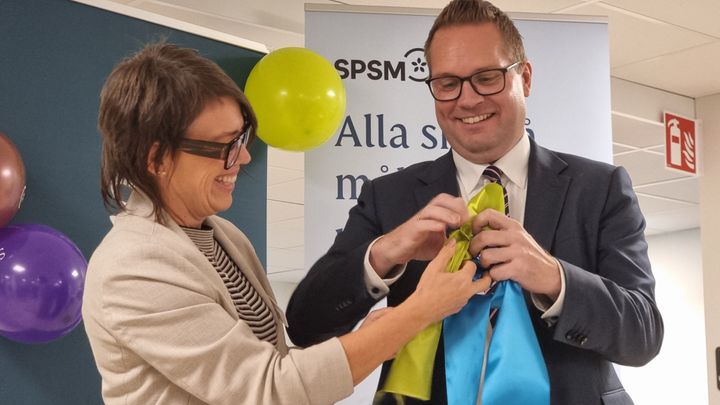 Aurora Lindberg, generaldirektör på SPSM och Joakim Malmström, generaldirektör på Skolverket knyter band under invigningen på nya kontoret i Göteborg. Fotograf: Peter Salander, Skolverket