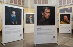 Fading stories är en fotoutställning med berättelser från överlevande av Förintelsen. Utställningen visas i Umeå stads kyrka.
