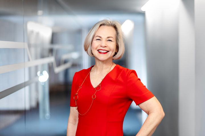 Sveriges Bussföretags branschchef Anna Grönlund välkomnar beskedet om sänkt ålderskrav för bussförare.