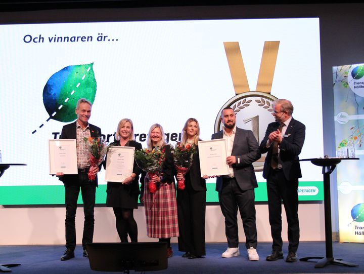 Representanter från APM Terminals, Circle K och Maserfrakt tar prisas på scenen.