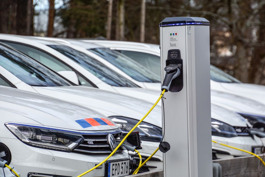 Svenskarna tvekar inför elbilen – priset största hindret