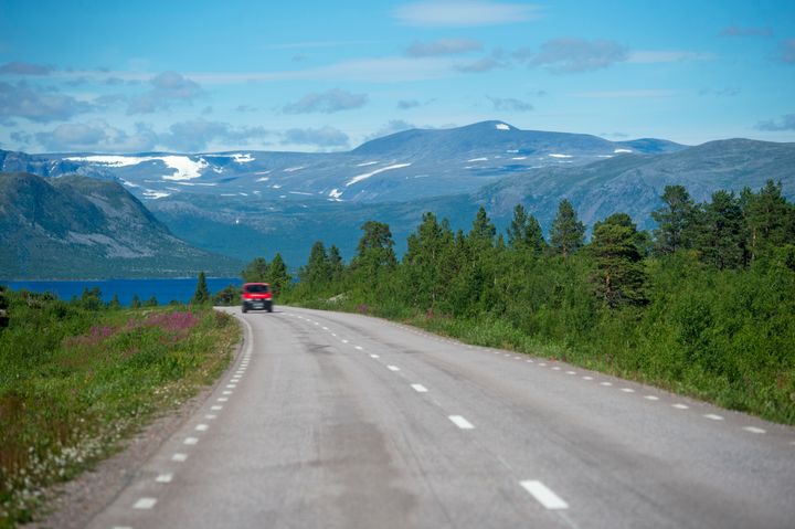 En stor majoritet av svenskarna är nöjda med hur vägarna fungerar.