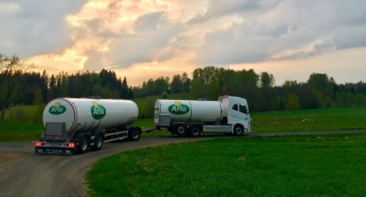 Jakten på billig mat har lett till att svenska bönder fått sämre betalt under 2023. Samtidigt bidrar stigande räntor och det torra vädret till att maten blir dyrare att producera. Foto: Arla