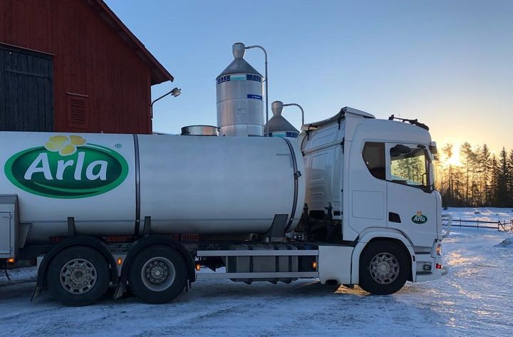 Mjölkbil i vinterlandskap