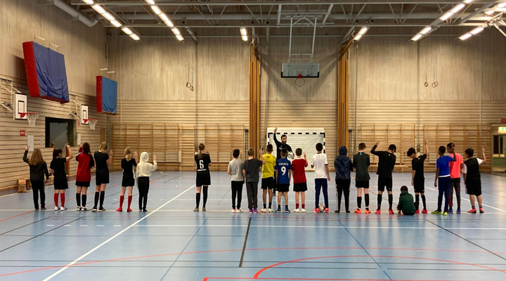 Tre dagar i veckan samlas barn och ungdomar för frukost och fritidsaktiviteter på Östra Ersbodaskolan i Umeå. Foto: Rädda Barnen