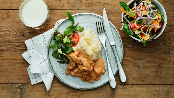 Mångas vardagsfavorit, Korv Stroganoff, är både god och snäll mot plånboken. Foto: Arla.