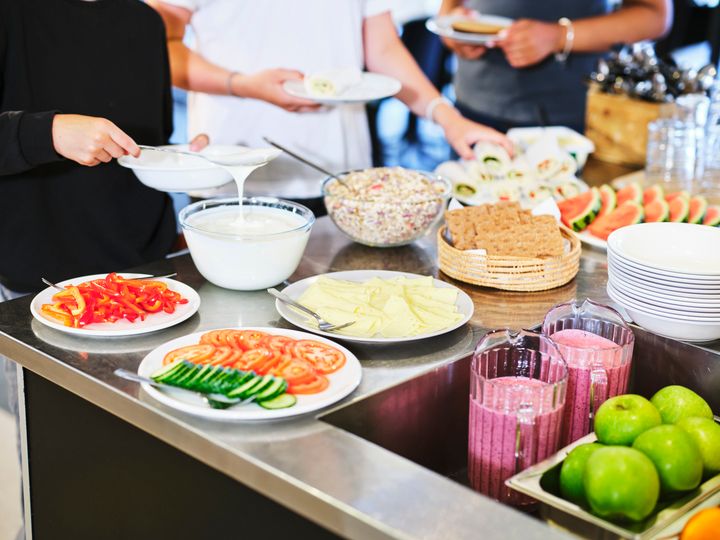 Morgonstund har guld i mund – under de närmaste veckorna serveras frukost på tio högstadieskolor runt om i Sverige. Foto: Arla.
