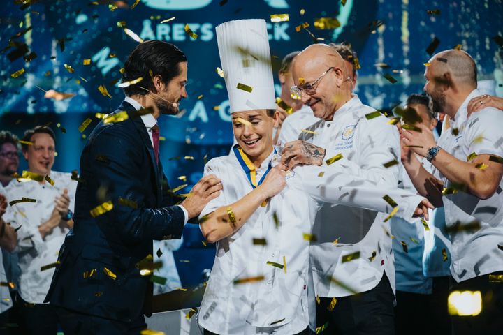 Vid prisceremonin mottog Ida Bauhn Gastronomiska Akademiens mejerimedalj i guld av H.K.H. Prins Carl Philip, samt en prischeck på 250 000 kronor. Foto: Samuel Unéus.