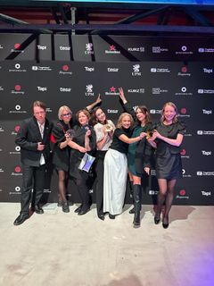 Arlas Sara Borg (längst till höger) och teamet på designbyrån IW Agency tog emot det prestigefyllda priset på lördagens gala i Amsterdam.