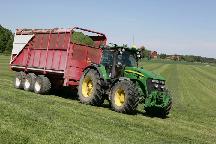 Gör om och gör rätt! Kompensera jordbruket för nya utsläppshandelsystemet och inför en premie för biobränslen i lantbruket. Foto: Arla