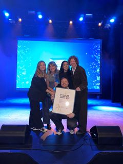 Från vänster: Frida Sääf och Karolina Sparring från Arla, tillsammans med teamet från Splay One (byrån bakom kampanjen).