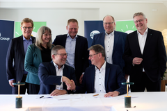 Från vänster: Peder Tuborgh, koncernchef Arla, Inger-Lise Sjöström, vice ordförande Arla, Jan Toft Nørgaard, ordförande Arla, Guus Mensink, ordförande DOC Kaas, Heinz Korte, ordförande DMK Group, Thomas Stürtz, vice ordförande DMK group, Ingo Müller, koncernchef DMK Group