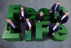 Från vänster: Peder Tuborgh, koncernchef Arla, Thomas Stürtz, vice ordförande DMK group, Jan Toft Nørgaard, ordförande Arla, Inger-Lise Sjöström, vice ordförande Arla, Guus Mensink, ordförande DOC Kaas, Heinz Korte, ordförande DMK Group, Ingo Müller, koncernchef DMK Group