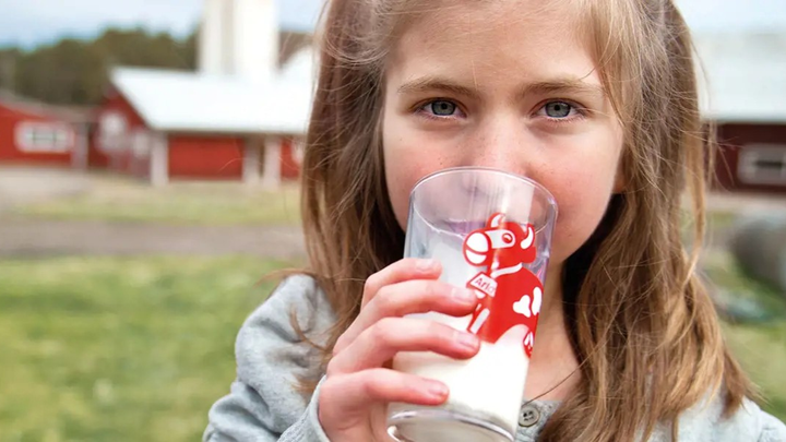 Sedan starten 1993 har omkring 1,2 miljoner barn besökt en bondgård inom ramen för Arla Minior. Foto: Arla.