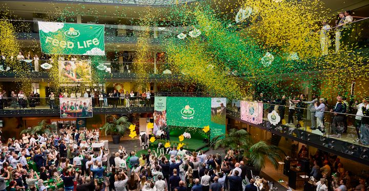 Konfettin yrde när Arla och DMK firade sin första dag tillsammans den 1 juni 2026. Fusionen skapade Europas största mejerikooperativ. Foto: Arla
