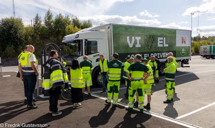 Arla invigde på torsdagen sin nya snabbladdningsanläggning vid mejeriet i Jönköping. Satsningen ska möjliggöra fler eldrivna fjärrtransporter. Foto: Arla/Fredrik Gustavsson