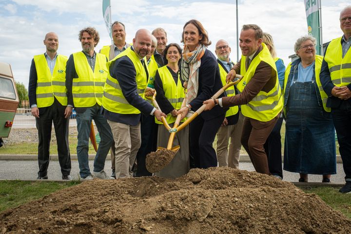 Arlas sverigechef Cecilia Kocken tar det första symboliska spadtaget tillsammans med landsbygdsminister Peter Kullgren (KD) och kommunstyrelsen ordförande i Götene Johan Månsson (GF). Foto: Arla/Jack Hillman Wallsten.