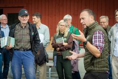 Johan Ocklind, vd Kårtorp Säteri, berättade om gårdens verksamhet. Foto: Arla/Jack Hillman Wallsten.