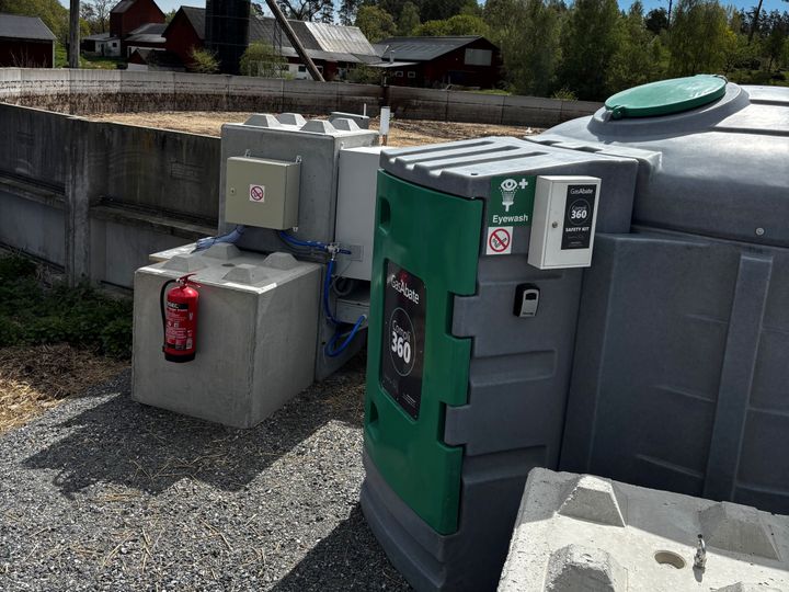Så här kan det se ut när tekniken är installerad. Väteperoxid doseras automatisk från den grå och gröna tanken genom ett rörsystem till gödselbrunnens botten. Foto: Arla.