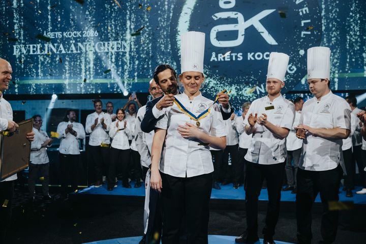 Evelina Änggren tar emot Gastronomiska Akademiens mejerimedalj i guld av H.K.H. Prins Carl Philip, hedersjurymedlem och beskyddare av Årets Kock. Foto: Samuel Unéus.