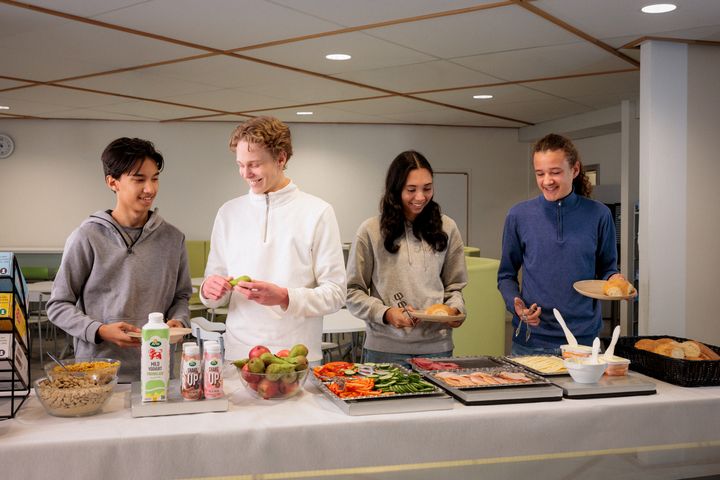 Trots positiva erfarenheter har sex av tio kommuner ingen högstadieskola som erbjuder regelbunden skolfrukost. Foto: Arla/David Jansson.