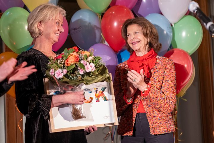 Årets vinnare, Bitte Johnsson, gratuleras av H.M. Drottningen under utdelningen av Childhoodpriset.