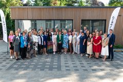 H.M. Drottningen tillsammans med representanter från Childhood och ukrainska partners i Warszawa, 2023.