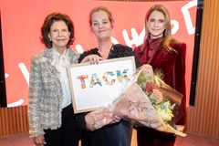 H.M. Drottningen och H.K.H. Prinsessan Madeleine tillsammans med vinnaren av Childhoodpriset 2024, Anette Bergmasth, rektor vid Elinebergs förskolor i Helsingborg.