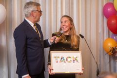 Kvällens konfrencier Anders Kraft tillsammans med Elin Nelly, vinnare av Childhoodpriset 2025.