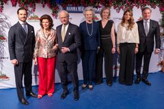 Prins Carl Philip, Drottningen, Kungen, Prinsessan Benedikte av Danmark, Prinsessan Nathalie zu Sayn-Wittgenstein-Berleburg, Prinsessan Madeleine och herr Christopher O'Neill vid ankomsten till Tyrol
