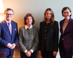 Kenneth Bengtsson, styrelseordförande Childhood, H.M. Drottningen, H.K.H. Prinsessan Madeleine och Johanna Minding Kriisa, vd för Volvo Car Sverige. Från Childhoods styrelsemöte 25 mars 2026.