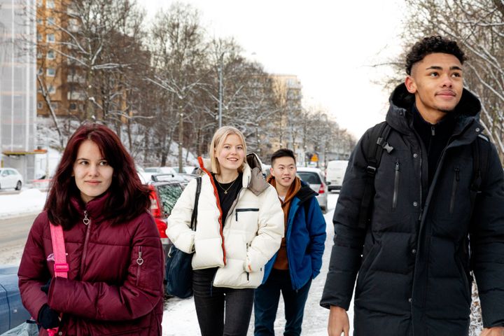 Ungdomar på väg till mönstringen