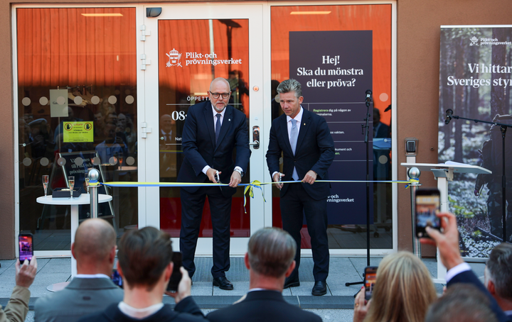 Generaldirektör Peter Göthe och försvarsminister Pål Jonsson inviger kontoret i Umeå.