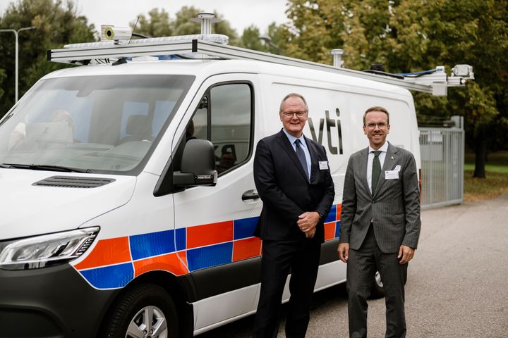 Tomas Svensson, generaldirektör VTI, och Andreas Carlson, infrastruktur- och bostadsminister, vid invigningen av den nya vägytemätbilen.