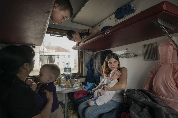 Lviv, mars 2022. Barn och familjer med särskilda behov evakueras från östra Ukraina.